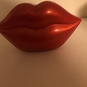 lips container